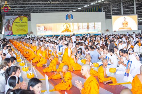 ภาพ No.134935:พิธีถวายบาตรแด่นาคธรรมทายาท ในโครงการบรรพชาสามเณรฟื้นฟูพระพุทธศาสนาทั่วไทย ณ สภาธรรมกายสากล วัดพระธรรมกาย จ.ปทุมธานี วันเสาร์ที่ 6 เมษายน พ.ศ. 2567