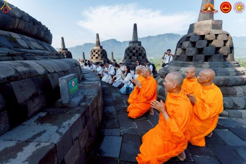 ภาพ No.224435:วันจันทร์ที่ 12 พฤษภาคม พ.ศ. 2568  ชาวพุทธในอินโดนีเซีย ร่วมฉลองวิสาขบูชาจุดประทีปกว่า 200,000 ดวง ณ พระมหาเจดีย์บรมพุทโธ  เจริญพุทธมนต์ถวาย “พระวชิรเกล้าเจ้าอยู่หัว”