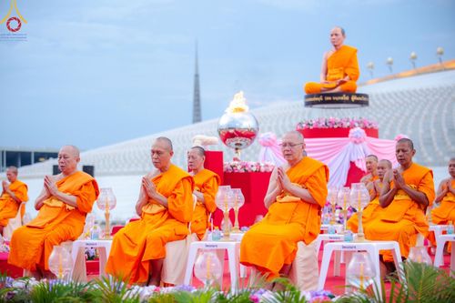 ภาพ No.160540:พิธีจุดประทีป 20,000 ดวง บูชาพระมหาธรรมกายเจดีย์ และบูชาพระมงคลเทพมุนี (สด จนฺทสโร) พระผู้ปราบมาร ณ ลานธรรม พระมหาธรรมกายเจดีย์ วัดพระธรรมกาย จ.ปทุมธานี วันที่ 10 ตุลาคม พ.ศ. 2567