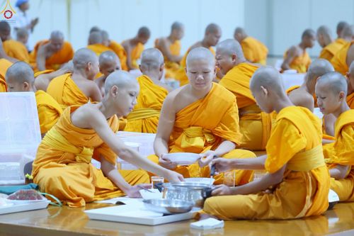 ภาพ No.234798:วันศุกร์ที่ 25 กรกฎาคม พ.ศ. 2568 (วันพระ แรม 15 ค่ำ เดือน 8) พิธีบุพเปตพลี ครั้งที่ 167 ร่วมอุทิศบุญแด่หมู่ญาติที่ล่วงลับไปแล้ว และสืบทอดอายุพระพุทธศาสนา ณ หอฉันคุณยายอาจารย์ฯ วัดพระธรรมกาย