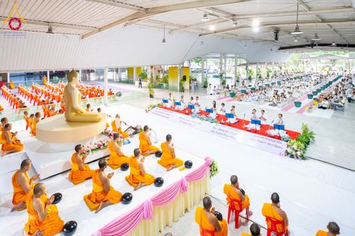 ภาพ No.61215:พิธีตักบาตรฉลองพระใหม่ รุ่นบูชาธรรมโครงการ 1-2 โครงการบรรพชาอุปสมบทหมู่ธรรมทายาท บูชาธรรมหลวงพ่อธัมมชโย 80 ปี ณ โถงช้างสำนักงานใหญ่ วัดพระธรรมกาย วันที่ 20 เมษายน พ.ศ. 2567