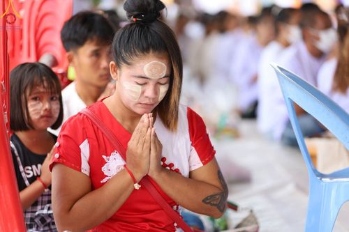 ภาพ No.91356:พิธีทอดผ้าป่ายกยอดดอกบัวสิริปทุมทิพย์  ประดิษฐาน ณ ปทุมเจดีย์  (เจดีย์พระพุทธเจ้า ๕ พระองค์) ณ ศูนย์อบรมเยาวชนจังหวัดปัตตานี 22 ตุลาคม พ.ศ.2566