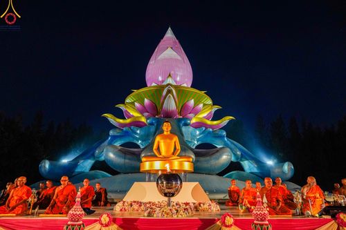 ภาพ No.175904:พิธีจุดประทีปโคมลาน, โคมลอยและลอยกระทง ถวายประทีปเป็นพุทธบูชา สร้างความสว่างไสวให้กับแผ่นดินด้วยแสงธรรม วันที่ 15 พฤศจิกายน พ.ศ. 2567 ณ พุทธอุทยานนานาชาติ อ.โพนพิสัย จ.หนองคาย