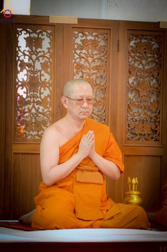 ภาพ No.214729:พิธีต้อนรับสัญญาบัตร พัดยศ พระราชวิเทศวชิรเวที (บัณฑิต วรปญฺโญ) เจ้าอาวาสวัดพระธรรมกายสกอตแลนด์ สหราชอาณาจักร ผู้ช่วยเจ้าอาวาสวัดพระธรรมกาย ณ อุโบสถพระไตรปิฏก วัดพระธรรมกาย