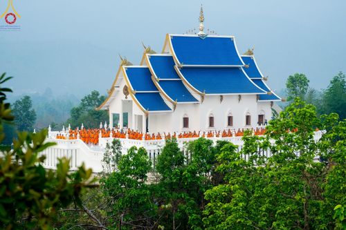 ภาพ No.136939:Photo Story  มหัศจรรย์วัดดงดินแดง Episode 5 กิจกรรมถ่ายภาพหมู่ประวัติศาสตร์ และตักบาตรฉลองพระ-เณรกว่า 500 รูป วันที่ 6 เมษายน พ.ศ. 2567