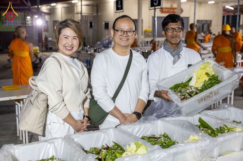 ภาพ No.195561:สาธุชนถวายภัตตาหารเป็นสังฆทาน แด่พระธรรมยาตรา ณ วัดสองพี่น้อง ต.ต้นตาล อ.สองพี่น้อง จ.สุพรรณบุรี ในโครงการธรรมยาตรา กตัญญูบูชา มหาปูชนียาจารย์ พระมงคลเทพมุนี(สด จนฺทสโร) พระผู้ปราบมาร อนุสรณ์สถาน 7 แห่ง ปีที่ 13 วันที่ 15 มกราคม พ.ศ. 2568