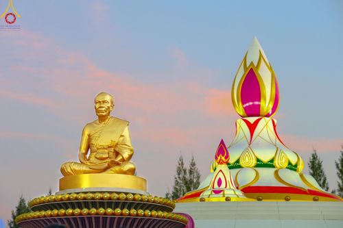 ภาพ No.192915:พิธีตักบาตรพระธรรมยาตรา ณ อนุสรณ์สถานคลองบางนางแท่น อ.สามพราน จ.นครปฐม ในโครงการธรรมยาตรา กตัญญูบูชา มหาปูชนียาจารย์ พระมงคลเทพมุนี(สด จนฺทสโร) พระผู้ปราบมาร อนุสรณ์สถาน 7 แห่ง ปีที่ 13 วันที่ 11 มกราคม พ.ศ.2568