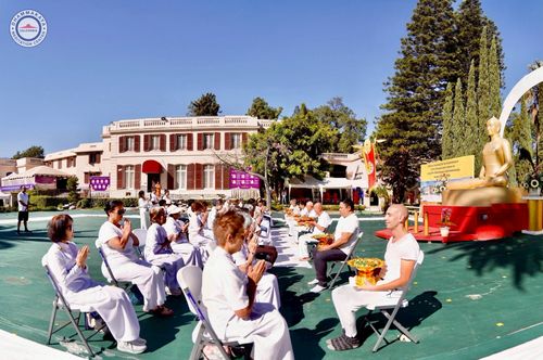 ภาพ No.252194:วันที่ 4-5 ตุลาคม พ.ศ. 2568  วัดพระธรรมกายแคลิฟอร์เนีย ประเทศสหรัฐอเมริกา ได้จัดพิธีตัดปอยผม โดยคณะสงฆ์ ญาติ ๆ และสาธุชน ให้กับนาคธรรมทายาท 8 ท่าน และได้จัดพิธีบรรพชา-อุปสมบท ฉลองพิธีทอดกฐินบรมจักรพรรดิ สร้างอุโบสถ 82 ปี บูชาธรรมหลวงพ่อธัมมชโย