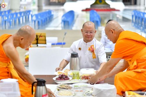 ภาพ No.230378:วันที่ 28 มิถุนายน พ.ศ. 2568 พิธีถวายภัตตาหารเมนูสวรรค์ เพื่อการบรรลุธรรม ณ หอฉันคุณยายอาจารย์ฯ วัดพระธรรมกาย