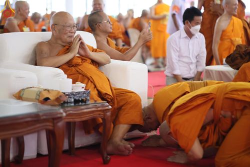 ภาพ No.59905:พิธีเจริญพระพุทธมนต์ "ฉลองอายุวัฒนมงคล 80 ปี หลวงพ่อธัมมชโย" พิธีถวายไทยธรรม คณะสงฆ์ 10,000 กว่าวัดทั่วประเทศ ในวันคุ้มครองโลก วันจันทร์ที่ 22 เมษายน พ.ศ. 2567 ณ สภาธรรมกายสากล วัดพระธรรมกาย จ.ปทุมธานี