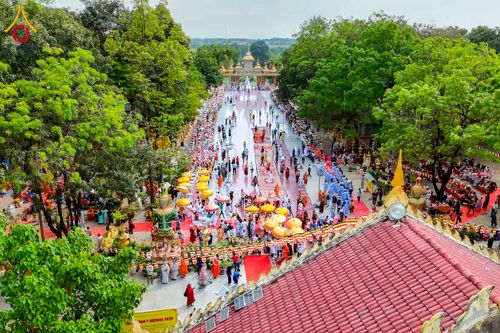 ภาพ No.274069:วันที่ 23 พฤศจิกายน พ.ศ. 2568 ประธานมูลนิธิธรรมกาย ถวายปัจจัยสมทบกฐินแด่ วัดเทียนเวียนเฟื้อกเซิน ศูนย์วิปัสสนาที่มีชื่อเสียง มากกว่า 50 ปีในเวียดนาม