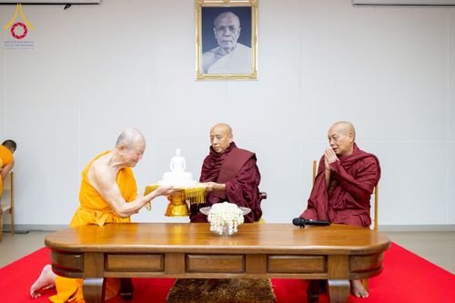 ภาพ No.223044:วันที่ 24 เมษายน พ.ศ. 2568 หลวงพ่อทัตตชีโวต้อนรับคณะสงฆ์เมียนมา ณ อาคาร 100 ปี คุณยายมหารัตนอุบาสิกาจันทร์ ขนนกยูง วัดพระธรรมกาย