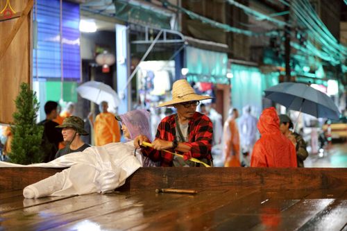 ภาพ No.245781:วันที่ 13-14 กันยายน พ.ศ. 2568 เจ้าหน้าที่ทุกสถานะ ทุกส่วนงาน ร่วมแรงร่วมใจ ปฏิบัติหน้าที่ เตรียมงาน เก็บงาน ตักบาตรพระ 555 รูป อ.เบตง จยะลา