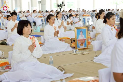 ภาพ No.263005:วันที่ 21 ตุลาคม พ.ศ. 2568 (วันพระ แรม 14 ค่ำ เดือน 11) พิธีบุพเปตพลี ครั้งที่ 171 ร่วมอุทิศบุญแด่หมู่ญาติที่ล่วงลับไปแล้ว และสืบทอดอายุพระพุทธศาสนา ณ หอฉันคุณยายอาจารย์ฯ วัดพระธรรมกาย