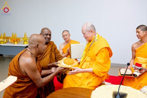 ภาพ No.222333:วันที่ 21 เมษายน พ.ศ. 2568 หลวงพ่อทัตตชีโวต้อนรับคณะสงฆ์ WAB ณ อาคาร 100 ปี คุณยายมหารัตนอุบาสิกาจันทร์ ขนนกยูง วัดพระธรรมกาย