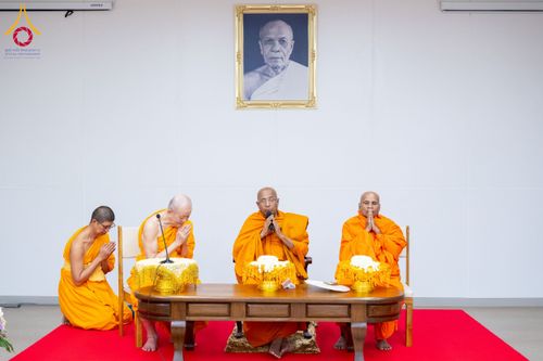 ภาพ No.222995:วันที่ 24 เมษายน พ.ศ. 2568 หลวงพ่อทัตตชีโวต้อนรับคณะสงฆ์ศรีลังกา ณ อาคาร 100 ปี คุณยายมหารัตนอุบาสิกาจันทร์ ขนนกยูง วัดพระธรรมกาย