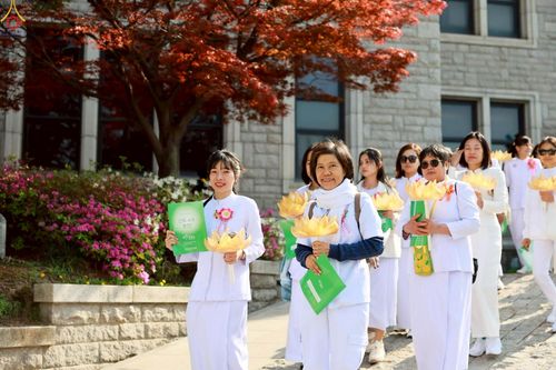 ภาพ No.229515:วันเสาร์ที่ 26 เมษายน พ.ศ. 2568 คณะพระภิกษุสามเณรในโครงการบรรพชาหมู่ 81 รูป  วัดภาวนาโซล ประเทศเกาหลีใต้ ได้ร่วมกับคณะสาธุชนคนไทยในเกาหลีใต้  ร่วมกันเดินขบวนอัญเชิญโคมดอกบัว  เพื่อบูชาแด่องค์สมเด็จพระสัมมาสัมพุทธเจ้า  ในงานเทศกาลวิสาขบูชานานาชาติ ประจำปี