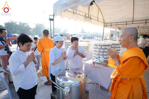 ภาพ No.197887:สาธุชนถวายภัตตาหารเป็นสังฆทาน แด่พระธรรมยาตรา ณ วัดโบสถ์(บน) ตำบลบางคูเวียง อำเภอบางกรวย จังหวัดนนทบุรี ในโครงการธรรมยาตรา กตัญญูบูชา มหาปูชนียาจารย์ พระมงคลเทพมุนี(สด จนฺทสโร) พระผู้ปราบมาร อนุสรณ์สถาน 7 แห่ง ปีที่ 13 วันที่ 19 มกราคม พ.ศ. 2568