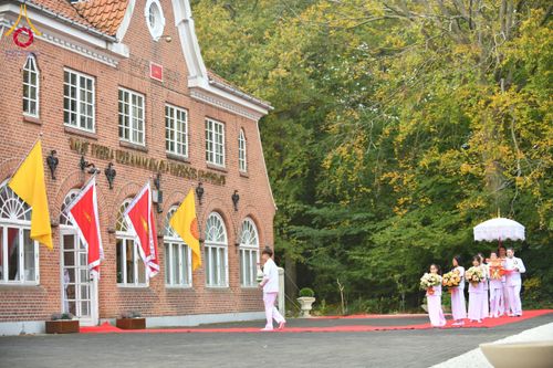 ภาพ No.171480:พิธีทอดกฐิน ณ วัดพระธรรมกายคอร์ซัวร์ ลุสท์สโกว ประเทศเดนมาร์ก วันเสาร์ที่ 19 ตุลาคม พ.ศ. 2567