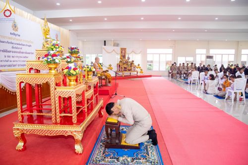 ภาพ No.59078:พิธีปลงผมและแห่นาคธรรมทายาท ในโครงการบรรพชาสามเณร ภาคฤดูร้อน เฉลิมพระเกียรติพระบาทสมเด็จพระเจ้าอยู่หัว เนื่องในโอกาส  พระราชพิธีมหามงคลเฉลิมพระชนมพรรษา 6 รอบ  ปลงผมนาคในวันที่ 21 เมษายน พ.ศ 2567 ณ วัดกลางธนรินทร์ (ธรรมอุทยานบ้านแป้ง)