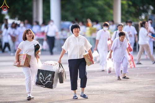 ภาพ No.143351:พิธีตักบาตร ข้าวสารอาหารแห้ง ณ บ้านแก้วเรือนทองคุณยายฯ และ พิธีบูชาข้าวพระ  ณ สภาธรรมกายสากล วัดพระธรรมกาย วันอาทิตย์ที่ 7 กรกฎาคม พ.ศ. 2567