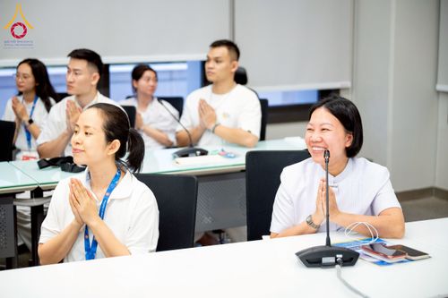 ภาพ No.222449:วันที่ 21 เมษายน พ.ศ. 2568 หลวงพ่อทัตตชีโวให้โอวาททีมงานอาสาสมัครเวียดนาม ณ อาคาร 100 ปี คุณยายมหารัตนอุบาสิกาจันทร์ ขนนกยูง วัดพระธรรมกาย