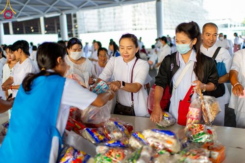 ภาพ No.92069:พิธีตักบาตร ในวันทอดกฐินสามัคคี ประจำปีพุทธศักราช 2566 วันอาทิตย์ต้นเดือนที่ 5 พฤศจิกายน พ.ศ. 2566 ณ สภาธรรมกายสากล วัดพระธรรมกาย จ.ปทุมธานี