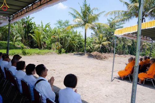 ภาพ No.155788:พิธีกลั่นแผ่นดิน ศูนย์ปฏิบัติธรรมบาหลีแห่งที่ 2  ตั้งอยู่ที่ Sumita, Gianyar, เกียนยัร บาหลี ประเทศอินโดนีเซีย ในวันที่ 20 กันยายน พ.ศ. 2567