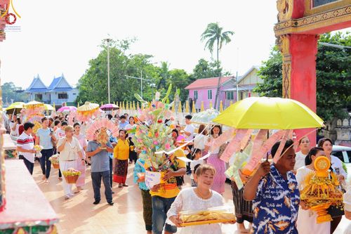 ภาพ No.170464:พิธีทอดกฐิน ณ วัดสุราษฎร์รังสรรค์ จ.ปทุมธานี ในโครงการกฐินสามัคคีทั่วไทย 30,000 วัด บูชาธรรม 80 ปี หลวงพ่อธัมมชโย โดยคณะศิษยานุศิษย์วัดพระธรรมกาย วันที่ 27 ตุลาคม พ.ศ. 2567