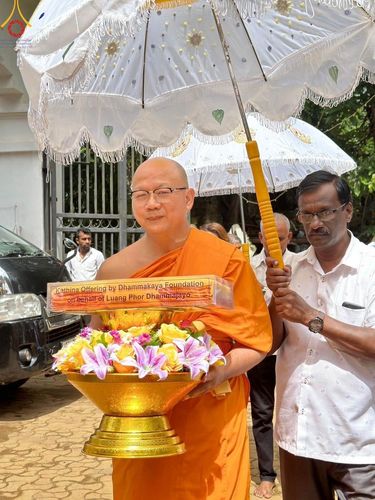 ภาพ No.97499:วัดพระธรรมกาย ร่วมบุญกฐินศรีลังกา ณ วัดศรีเอลวาร่า วรดานารามายะ  มาตาเล ศรีลังกา เชื่อมสัมพันธไมตรี สร้างสามัคคีสงฆ์ โดยมีพระครูสมุห์สนิทวงศ์ วุฑฺฒิวํโส, ดร.  เป็นผู้แทนวัดพระธรรมกาย ถวายกฐินในครั้งนี้ วันที่ 19 พฤศจิกายน พ.ศ. 2566