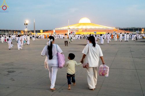 ภาพ No.187700:พิธีตักบาตรฉลองพระใหม่ ต้อนรับพุทธศักราช 2568 ณ ลานธรรมพระมหาธรรมกายเจดีย์ วัดพระธรรมกาย จ.ปทุมธานี วันที่ 1 มกราคม พ.ศ. 2568