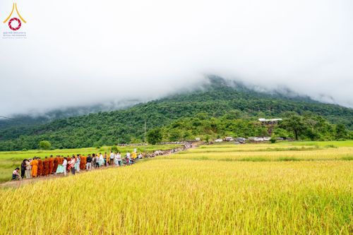 ภาพ No.174407:พิธีตักบาตรพระ,พิธีทอดผ้าป่า พิธีกลั่นแผ่นดินโปรยรัตนชาติ  สร้างพระอุโบสถและเจดีย์ วัดป่าสัมมาทิฏฐิและวัดสิริขันโท แขวงอัตตะปือ สปป. ลาว วันที่ 29 ตุลาคม พ.ศ. 2567