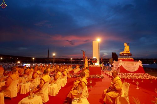 ภาพ No.253598:วันที่ 10 ตุลาคม พ.ศ. 2568 พิธีจุดประทีปบูชาพระผู้ปราบมาร, พิธีจุดประทีปบนพระมหาธรรมกายเจดีย์  20,000 ดวง เนื่องในวันคล้ายวันเกิดครบรอบ 141 ปี พระมงคลเทพมุนี (สด จนฺทสโร)