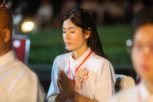 ภาพ No.104169:พิธีจุดประทีป ถวายเป็นพุทธบูชา สามเณรธรรมทายาทชาวอินโดนีเซียกว่า 1,000 รูป ณ มหาเจดีย์บุโรพุทโธ ประเทศอินโดนีเซีย ในวันที่ 23 ธันวาคม พ.ศ. 2566