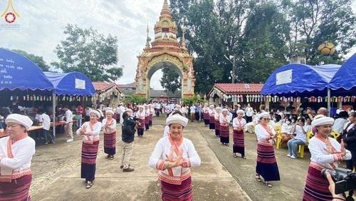 ภาพ No.171636:พิธีทอดกฐิน ณ วัดหัวฝาย จ.ลำปาง กฐินสัมฤทธิ์เด็กดี V-Star  โรงเรียนวัดหลวงวิทยา จ.ลำปาง สืบทอดวิถีวัฒนธรรมไทลื้อ ในโครงการทอดกฐินสามัคคีทั่วไทย 30,000 วัด บูชาธรรม 80 ปี หลวงพ่อธัมมชโย โดยคณะศิษยานุศิษย์วัดพระธรรมกาย วันที่ 20 ตุลาคม พ.ศ.2567