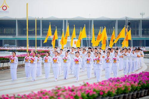ภาพ No.214908:วันเสาร์ที่ 5 เมษายน พ.ศ. 2568 พิธีเวียนประทักษิณรอบพระมหาธรรมกายเจดีย์  พิธีวันทาเจดีย์ พิธีขอขมาและมอบผ้าไตร ในโครงการบรรพชาสามเณรฟื้นฟูพระพุทธศาสนาทั่วไทย , โครงการหน่อแก้วเปรียญธรรม รุ่นที่ 13 ,  โครงการสามเณรยุวธรรมทายาท รุ่นที่ 33 , โครงการสามเณรมั