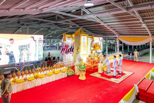 ภาพ No.146383:พิธีถวายเครื่องราชสักการะและวางพานพุ่ม และพิธีจุดเทียนถวายพระพรชัยมงคลแด่ พระบาทสมเด็จพระเจ้าอยู่หัว เนื่องในโอกาสพระราชพิธี มหามงคลเฉลิมพระชนมพรรษา 6 รอบ 28 กรกฎาคม 2567 วันอาทิตย์ที่ 28 กรกฎาคม พ.ศ. 2567  ณ อาคารโถงช้างฯ วัดพระธรรมกาย อ.คลองหลวง จ.ปทุม