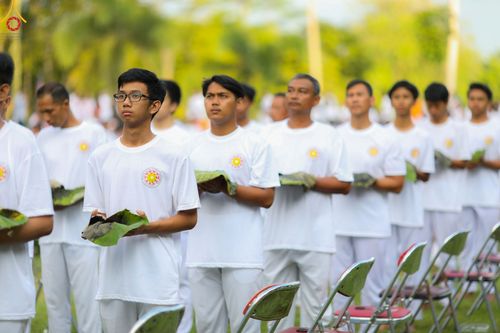 ภาพ No.102722:พิธีตัดปอยผม และปลงผมธรรมทายาท ชาวอินโดนีเซียกว่า 1,000 คน ณ มหาเจดีย์บุโรพุทโธ ประเทศอินโดนีเซีย อบรมระหว่างวันที่ 16-28 ธันวาคม พ.ศ. 2566