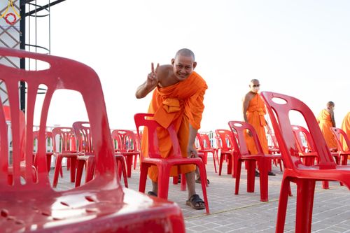 ภาพ No.185532:V.47 เบื้องหลังของเบื้องหน้า งานตักบาตรพระ 10,000 รูป ณ จ.กาญจนบุรี วันที่ 20-21 ธันวาคม พ.ศ. 2567