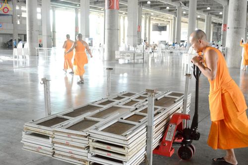 ภาพ No.246651:วันที่ 12 กันยายน พ.ศ. 2568 การเก็บงาน จัดเก็บไฟ LED ของเจ้าหน้าที่ทุกสถานะ ณ วิหารคด วัดพระธรรมกาย