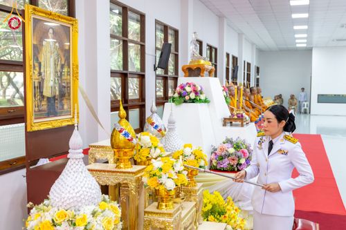 ภาพ No.179555:พิธีเจริญพระพุทธมนต์ พิธีทำบุญตักบาตรถวายพระราชกุศล และพิธีวางพานพุ่มดอกไม้ถวายราชสักการะ  แด่พระบาทสมเด็จพระบรมชนกาธิเบศร มหาภูมิพลอดุลยเดชมหาราช บรมนาถบพิตร เนื่องในวันคล้ายวันพระบรมราชสมภพ วันชาติ และวันพ่อแห่งชาติ วันพฤหัสบดีที่ 5 ธันวาคม พ.ศ. 2567 ณ