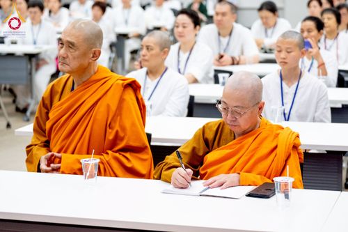 ภาพ No.222475:วันที่ 21 เมษายน พ.ศ. 2568 หลวงพ่อทัตตชีโวต้อนรับคณะสงฆ์จีน ณ อาคาร 100 ปี คุณยายมหารัตนอุบาสิกาจันทร์ ขนนกยูง วัดพระธรรมกาย