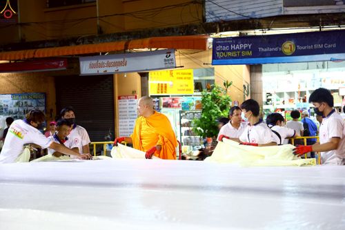 ภาพ No.237296:วันที่ 9-10 สิงหาคม พ.ศ. 2568 การเตรียมงาน เก็บงาน ของเจ้าหน้าที่ทุกสถานะ ในงานมหาสังฆทาน ตักบาตรพระ 10,000 รูป ใจกลางเมืองหาดใหญ่ จ.สงขลา