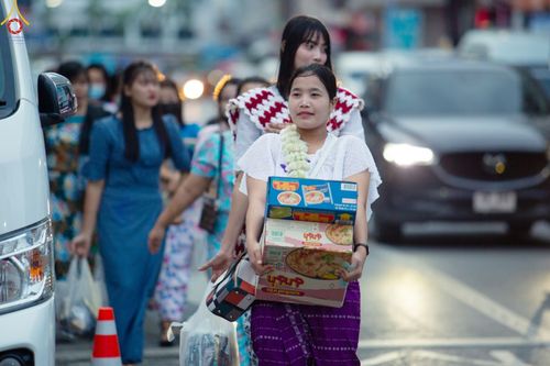 ภาพ No.85855:ตักบาตรพระนานาชาติ 10,000 รูป ใจกลางนครหาดใหญ่ จ.สงขลา วันอาทิตย์ที่ 20 สิงหาคม พ.ศ. 2566