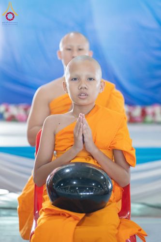 ภาพ No.145617:พิธีตักบาตรโครงการบรรพชาสามเณร โรงเรียนนานาชาติ รุ่นที่ 13 ณ มหารัตนวิหารคด 9 วัดพระธรรมกาย วันเสาร์ที่ 20 กรกฎาคม พ.ศ. 2567