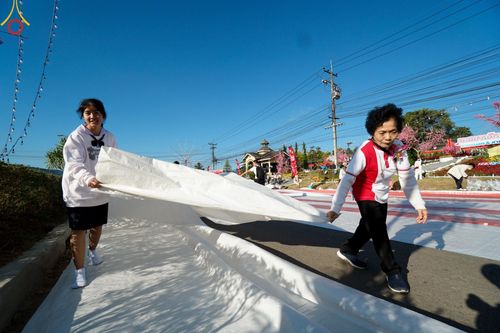 ภาพ No.187106:พิธีตักบาตรพระ ๕๐๐ รูป "สร้างบุญใหญ่ ส่งท้ายปีเก่า ต้อนรับปีใหม่ ๒๕๖๘" วันเสาร์ที่ ๒๘ ธันวาคม พ.ศ. ๒๕๖๗ ณ ถนนหน้าที่ว่าการอำเภอภูเรือ จังหวัดเลย