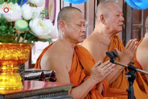 ภาพ No.179001:พิธีทอดกฐิน ณ วัดบางน้ำผึ้งนอก อ.พระประแดง จ.สมุทรปราการ ในโครงการกฐินสามัคคีทั่วไทย 30,000 วัด บูชาธรรม 80 ปี หลวงพ่อธัมมชโย โดยคณะศิษยานุศิษย์วัดพระธรรมกาย วันที่ 27 ตุลาคม พ.ศ. 2567