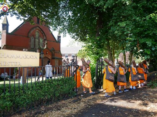 ภาพ No.148754:คณะสงฆ์และสามเณร วัดพระธรรมกายแมนเชสเตอร์  สหราชอาณาจักร จัดเดินธรรมยาตราที่ Peak District National Park , New Mills central , Upper Derwent Visitor Centre, Hope Valley วันอังคารที่ 6 สิงหาคม พ.ศ. 2567