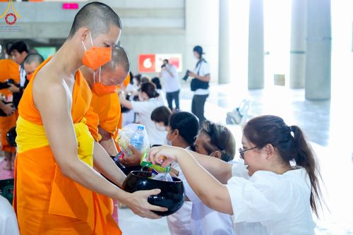 ภาพ No.82907:พิธีตักบาตรฉลองพระบวชใหม่  โครงการธรรมทายาทอุปสมบทหมู่อุดมศึกษา  รุ่นที่50 ภาคฤดูฝน วันเสาร์ที่ 24 มิถุนายน พ.ศ.2566 ณ มหารัตนวิหารคด คอร์ 6 วัดพระธรรมกาย