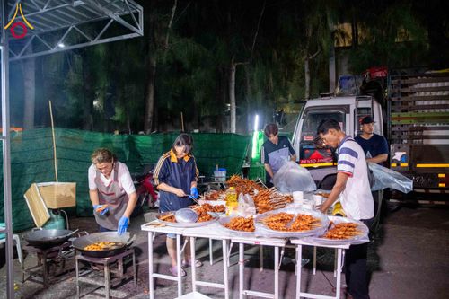 ภาพ No.288165:วันที่ 5 มกราคม พ.ศ. 2569 พิธีถวายภัตตาหารเป็นสังฆทาน แด่พระธรรมยาตรา ในโครงการธรรมยาตรา กตัญญูบูชา มหาปูชนียาจารย์ พระมงคลเทพมุนี(สด จนฺทสโร) พระผู้ปราบมาร อนุสรณ์สถาน 7 แห่ง ปีที่ 14 ณ อนุสรณ์สถานมหาวิหารพระมงคลเทพมุนี (โลตัสแลนด์) อ.สองพี่น้อง จ.สุพรร